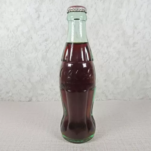 New Orleans Louisiana vintage 8 oz full hobbleskirt no refill Coke bottle with Coca Cola Classic cap: Front