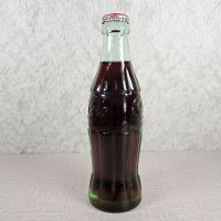 El Paso Texas vintage 6 oz full hobbleskirt Coke bottle with red Coca Cola Classic cap: Left - Click to enlarge