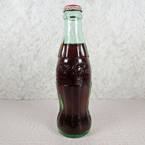 Washington DC vintage 8 oz full hobbleskirt no refill Coke bottle. Red Coca Cola Classic cap: Front